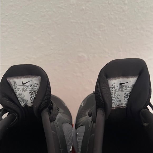 Nike Black and White Running Shoes - Picture 3 of 3